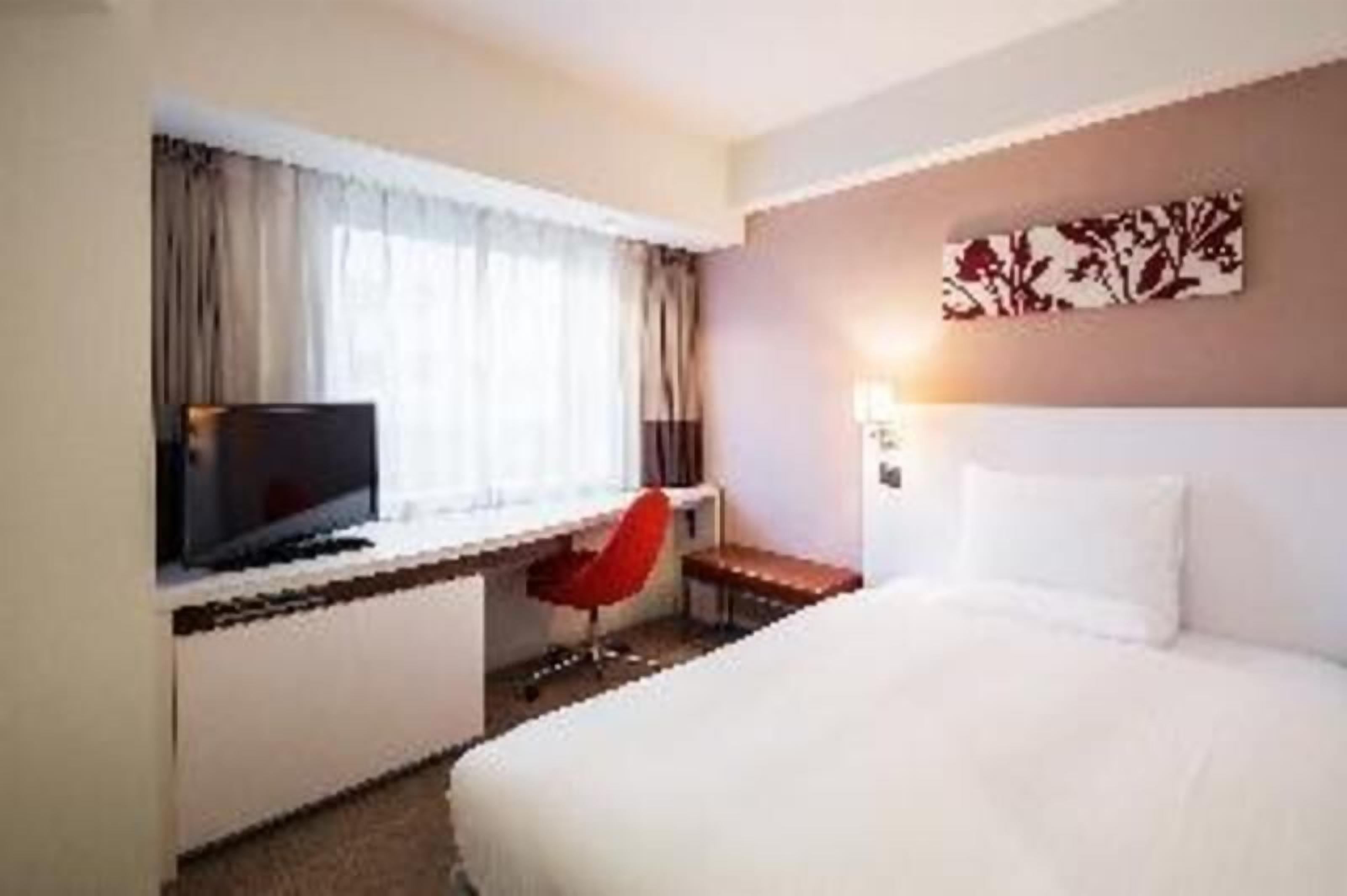 Zimmersafe, Schreibtisch, Verdunkelungsvorhänge, Bügeleisen/Bügelbrett