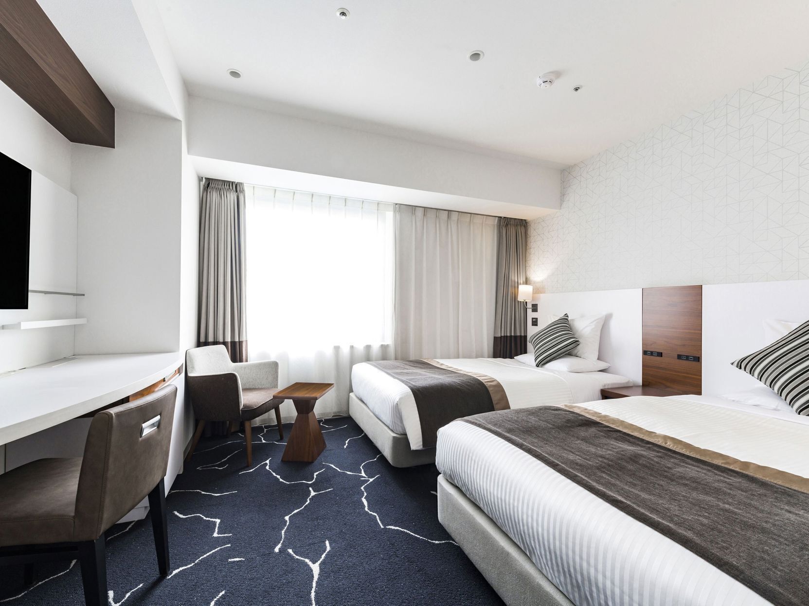 Zimmersafe, Schreibtisch, Verdunkelungsvorhänge, Bügeleisen/Bügelbrett