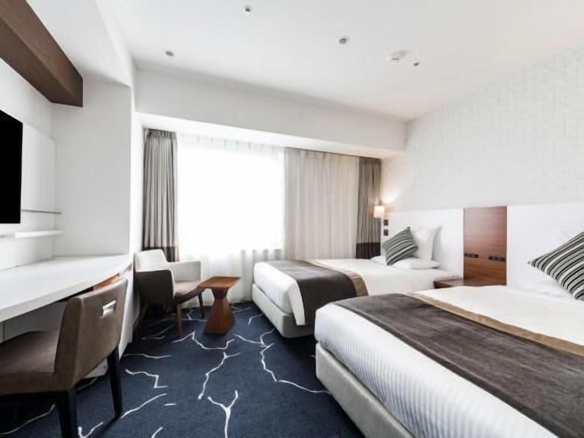 Zimmersafe, Schreibtisch, Verdunkelungsvorhänge, Bügeleisen/Bügelbrett