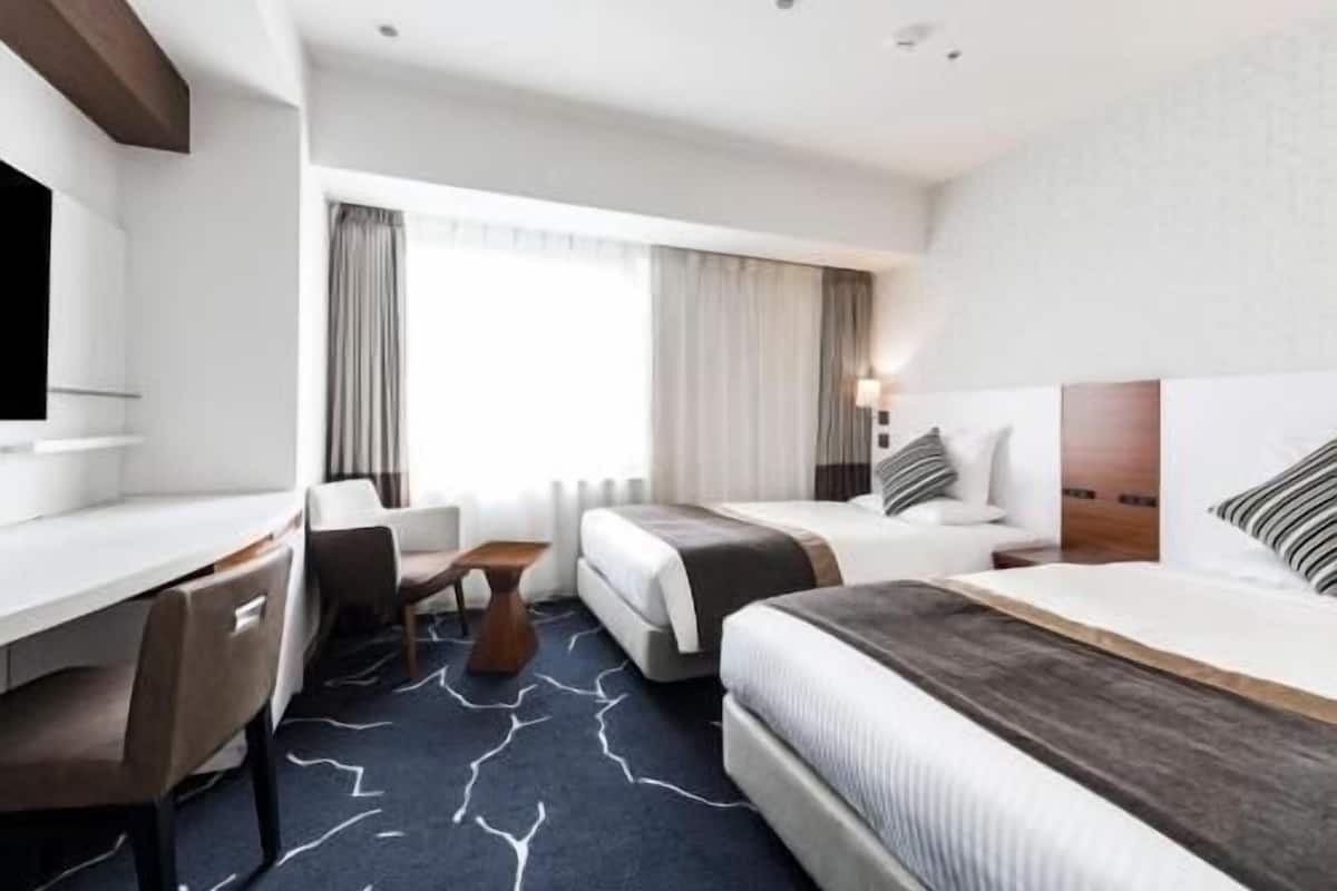 Zimmersafe, Schreibtisch, Verdunkelungsvorhänge, Bügeleisen/Bügelbrett