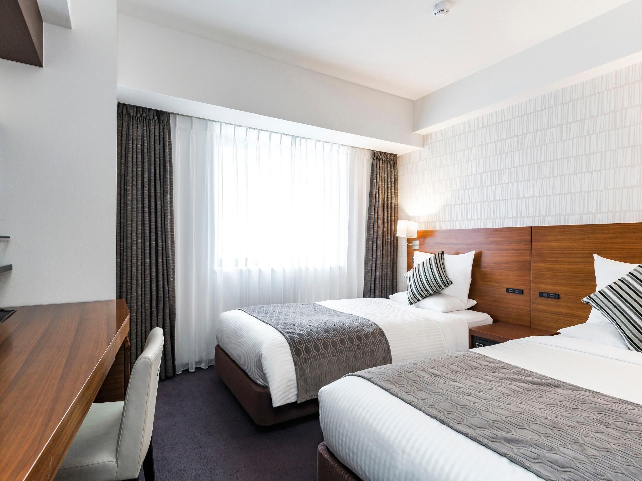 Zimmersafe, Schreibtisch, Verdunkelungsvorhänge, Bügeleisen/Bügelbrett