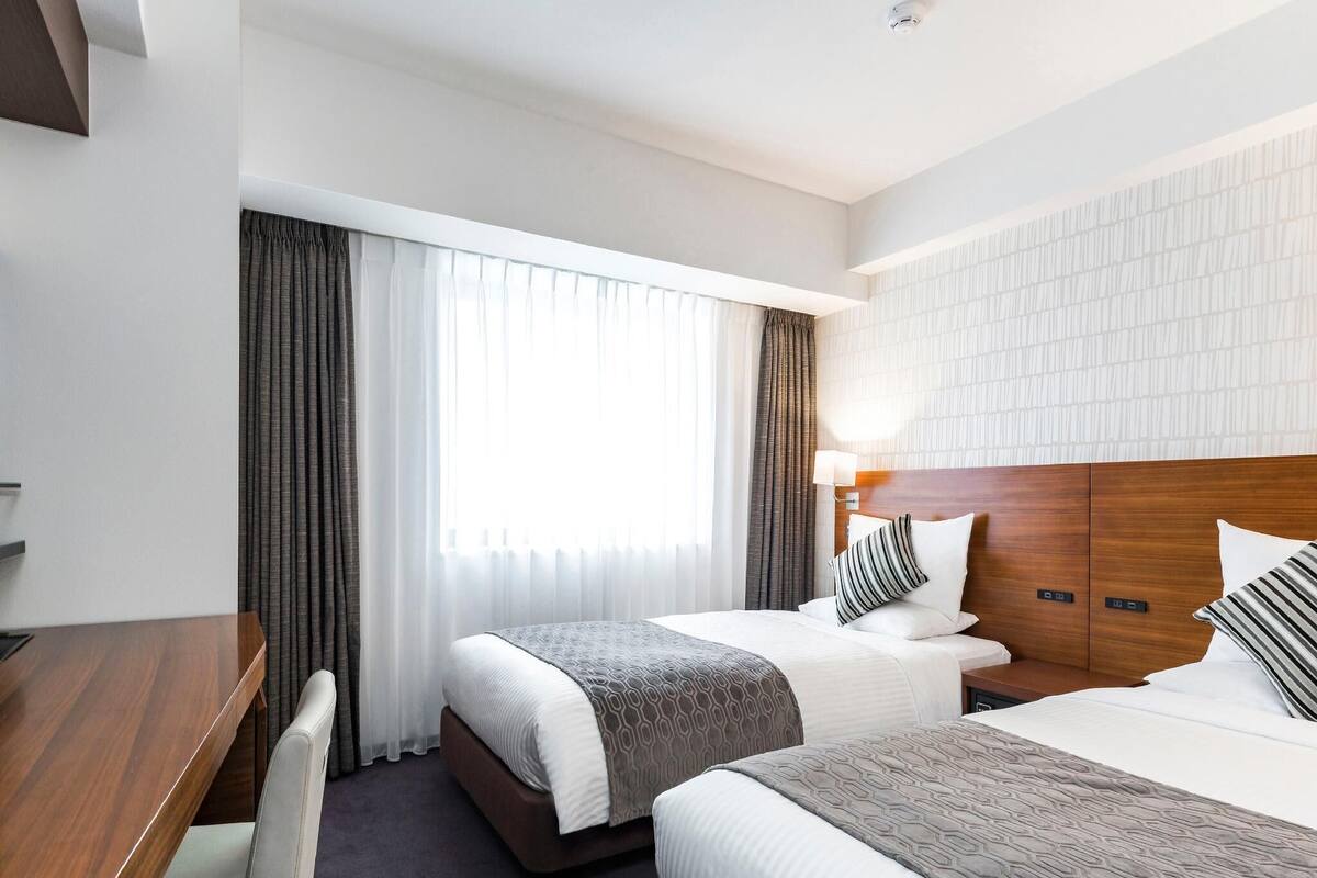 Zimmersafe, Schreibtisch, Verdunkelungsvorhänge, Bügeleisen/Bügelbrett