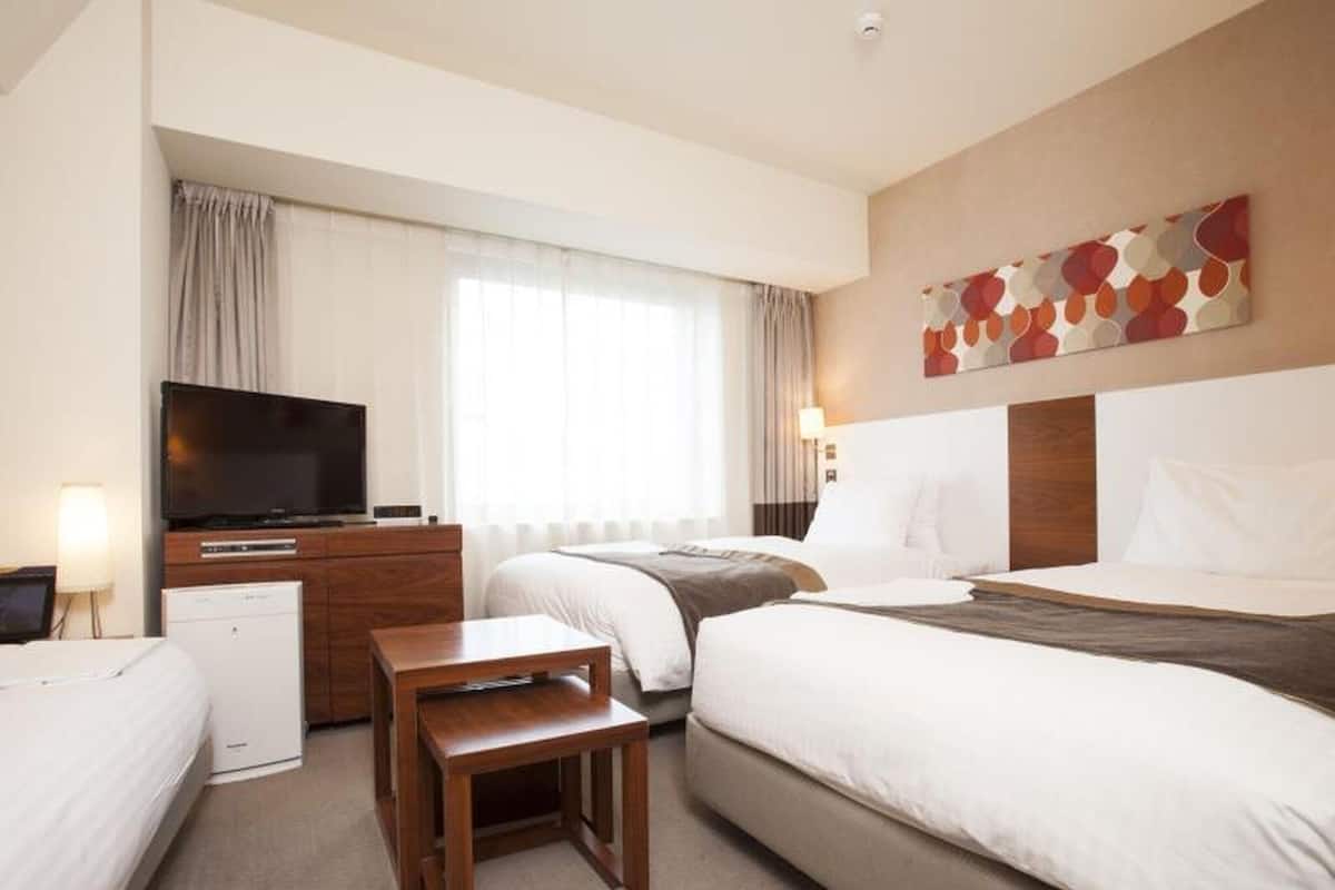 Odada kasa, masa, güneşlik/perde, ütü/ütü masası