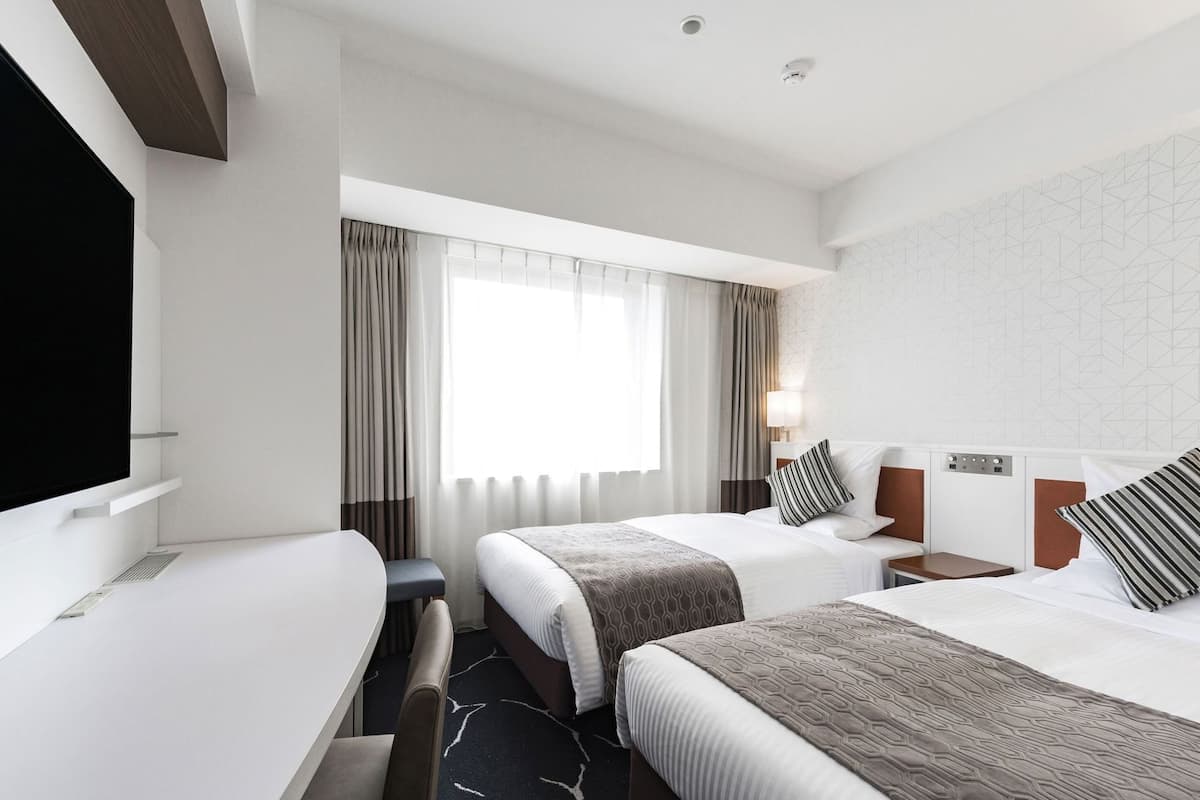 Odada kasa, masa, güneşlik/perde, ütü/ütü masası