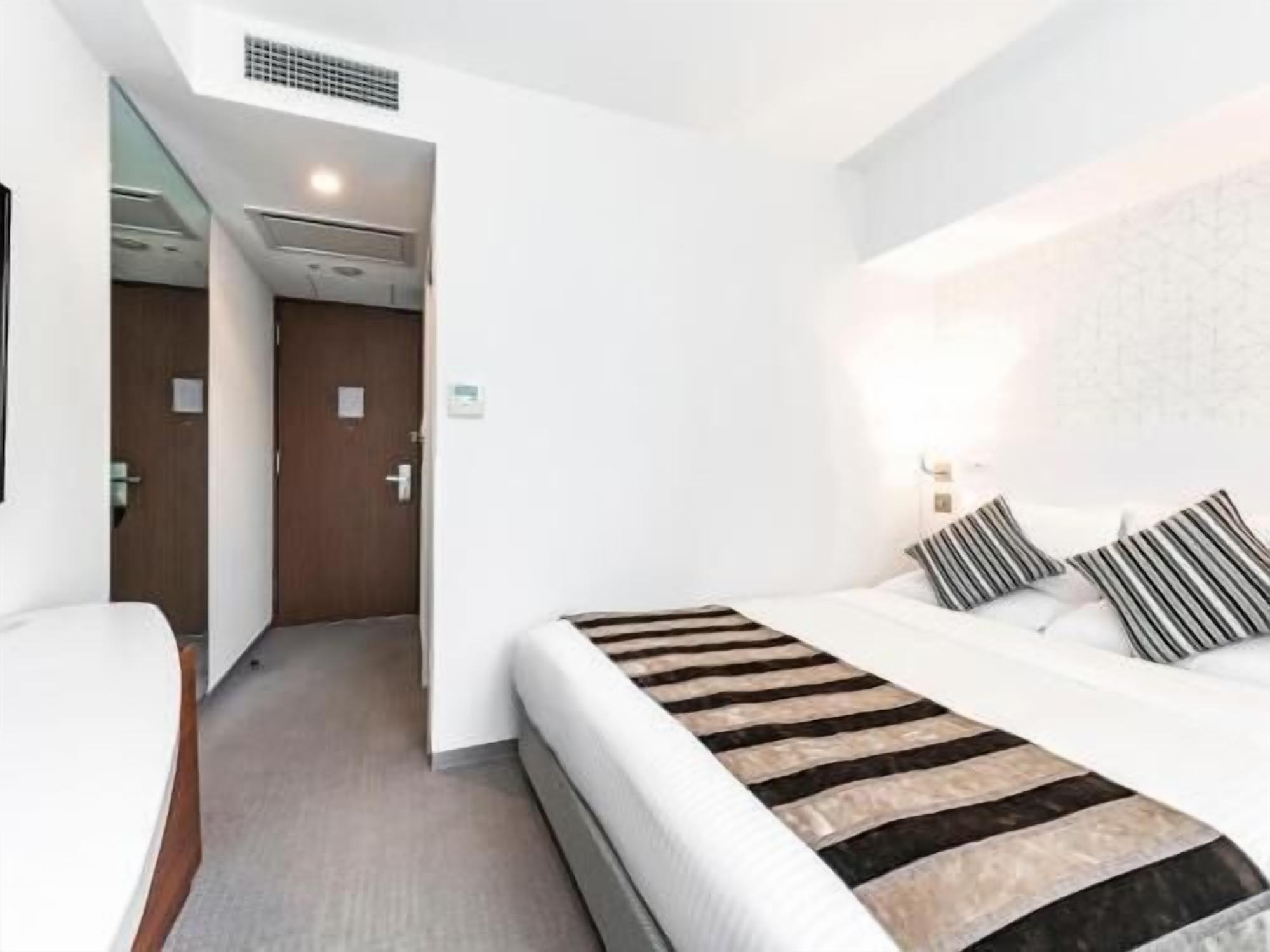 Zimmersafe, Schreibtisch, Verdunkelungsvorhänge, Bügeleisen/Bügelbrett