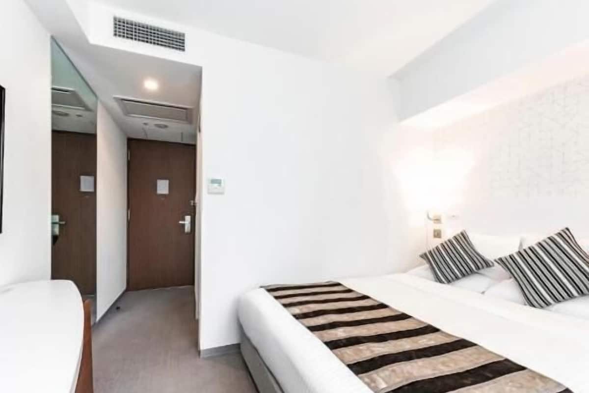 Zimmersafe, Schreibtisch, Verdunkelungsvorhänge, Bügeleisen/Bügelbrett