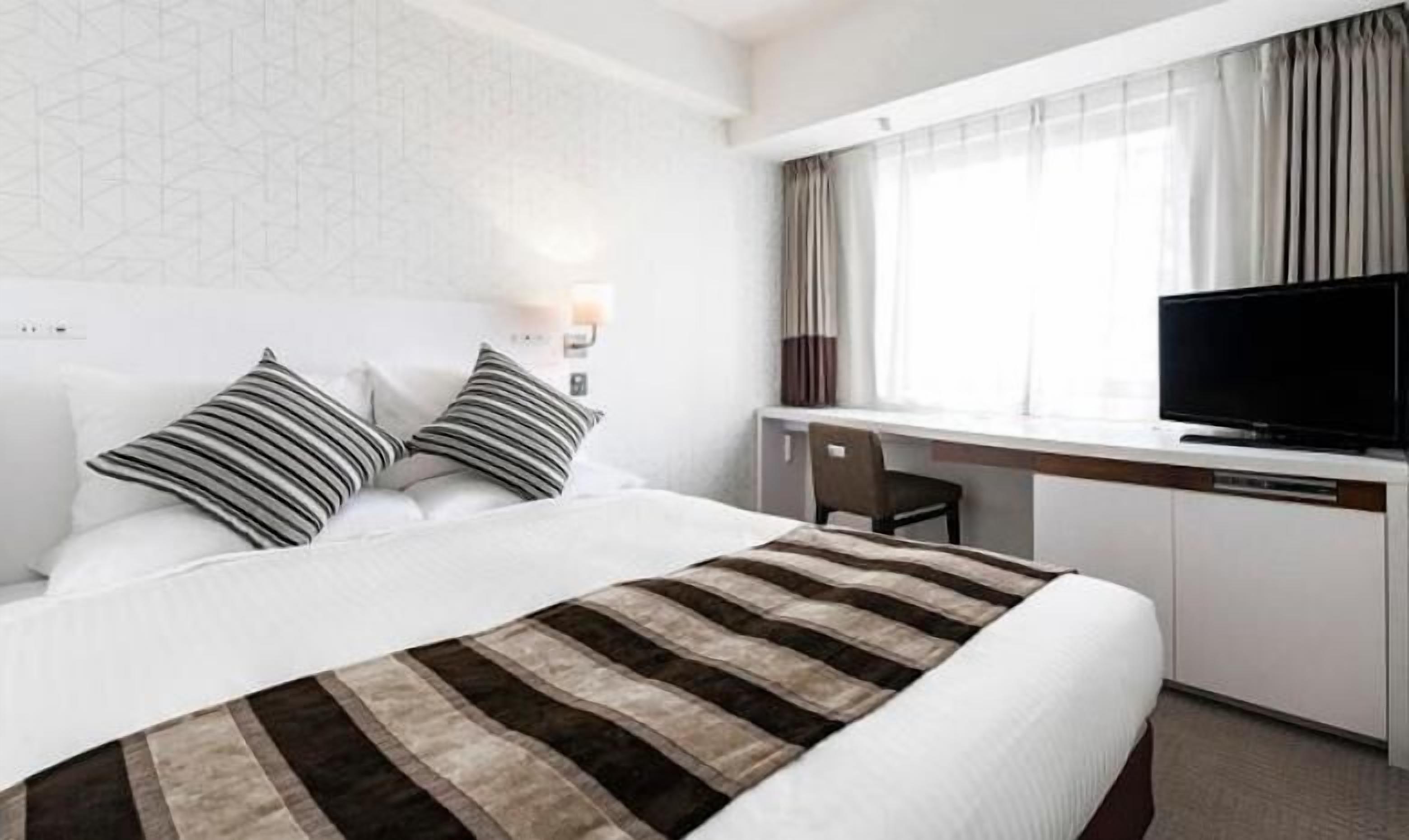 Zimmersafe, Schreibtisch, Verdunkelungsvorhänge, Bügeleisen/Bügelbrett