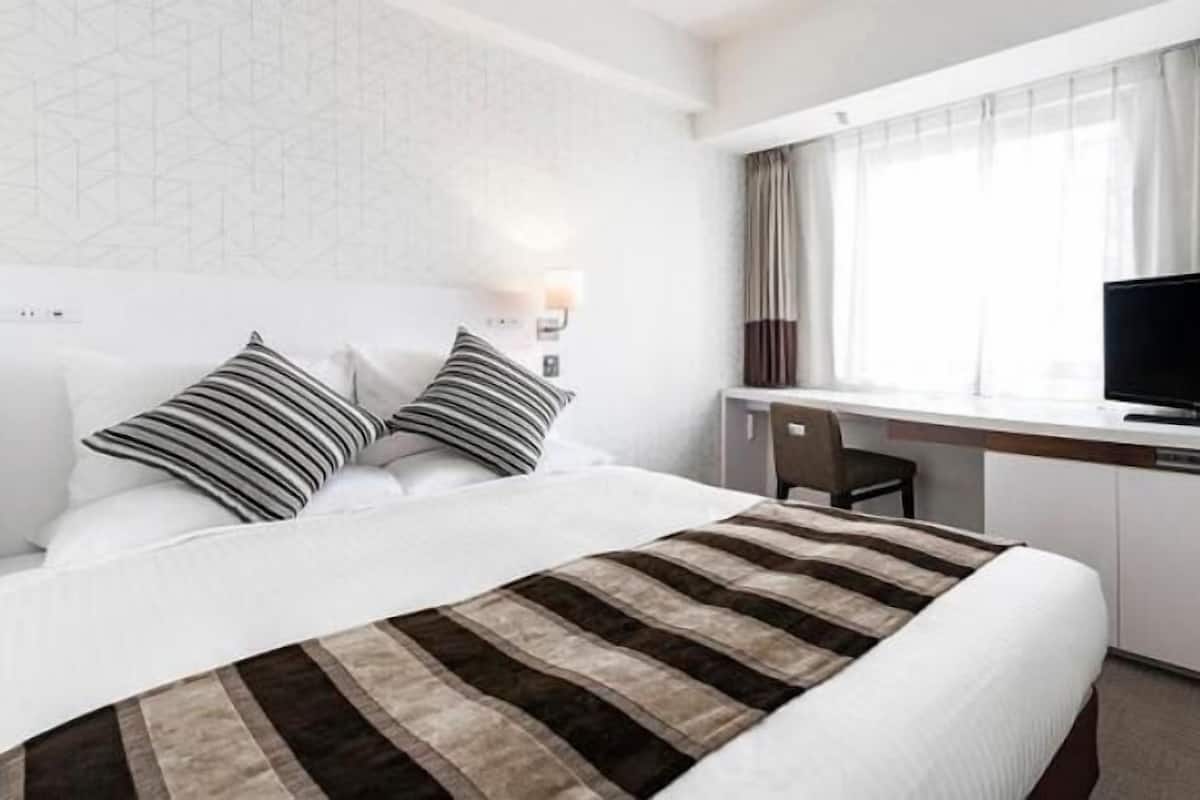 Odada kasa, masa, güneşlik/perde, ütü/ütü masası