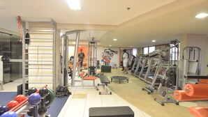 A gym with various exercise equipment, including treadmills, weight machines, and free weights. - Tri Hotel Executive Caxias (Caxias do Sul)