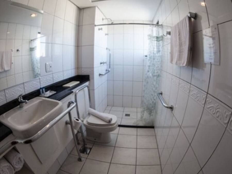 Une salle de bain avec un lavabo, des toilettes et une douche.