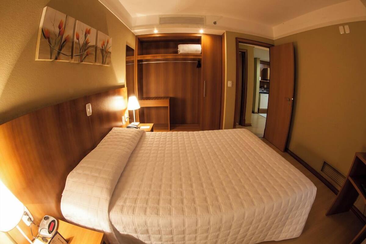 Minibar, desk, soundproofing, WiFi (free)