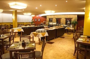 Breakfast, lunch, dinner served; Italian cuisine