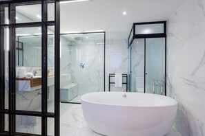 Premium Studio Suite | Bathroom | Shower, hair dryer, towels, soap - Victory Business Hotel (Juiz de Fora)