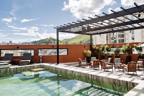 Outdoor pool, pool loungers - Victory Business Hotel (Juiz de Fora)