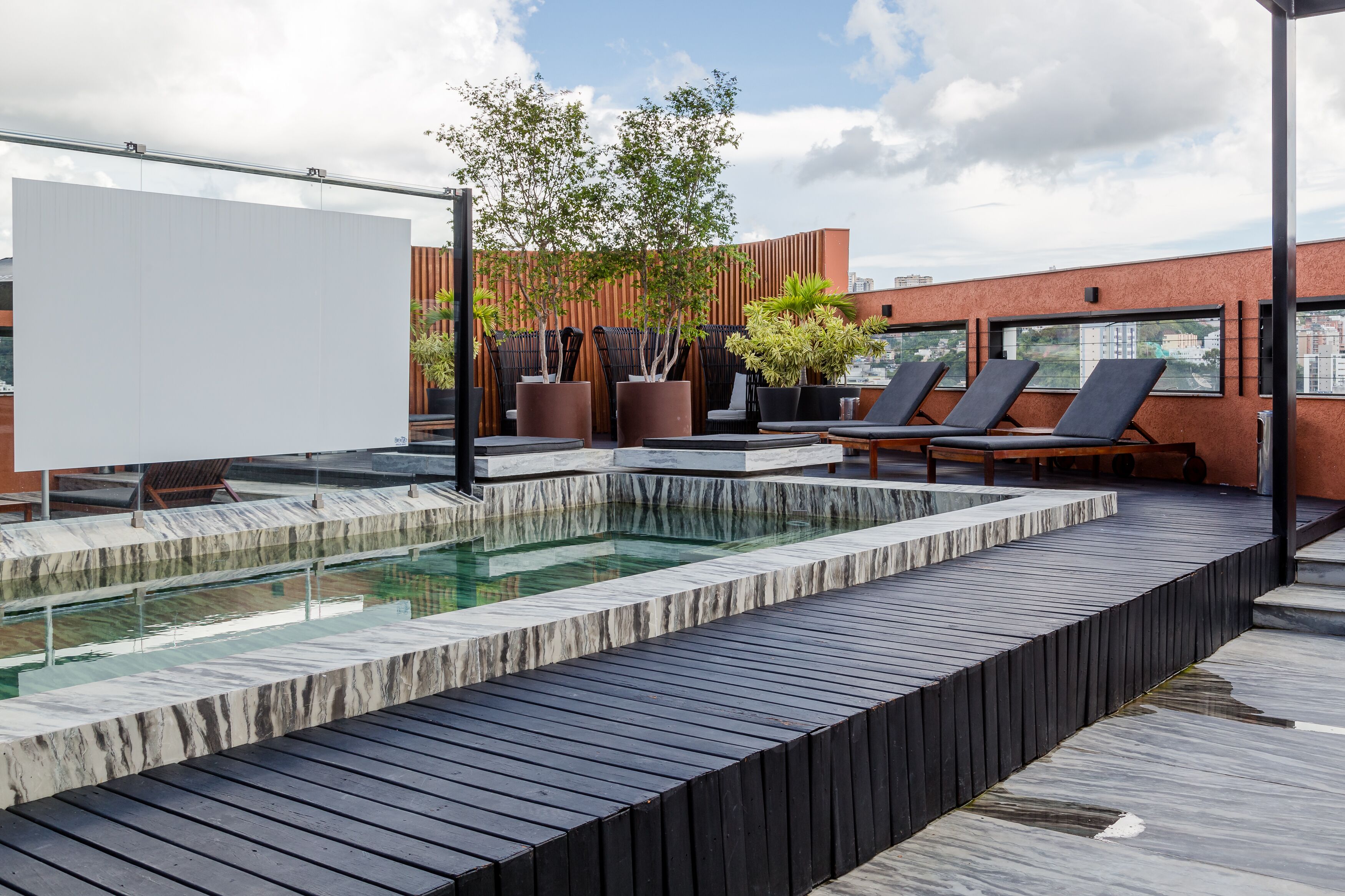 Piscina externa, espreguiçadeiras