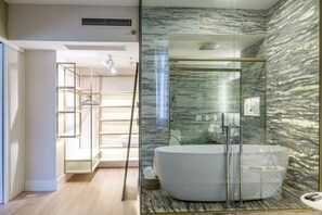 Luxury-Studiosuite | Minibar, Zimmersafe, Schreibtisch, laptopgeeigneter Arbeitsplatz
