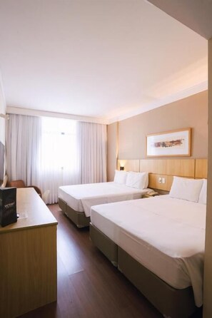 Kamar Keluarga, 2 Tempat Tidur Queen | Minibar, brankas, meja kerja, dan ruang kerja ramah laptop