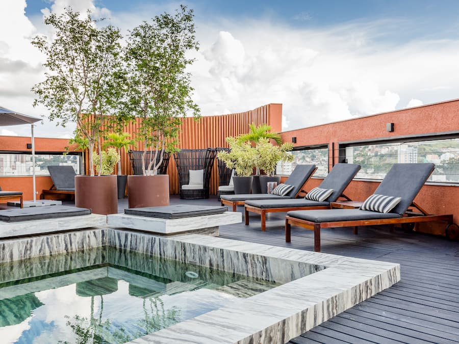 Una piscina al aire libre, tumbonas