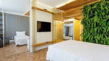 Frigobar, cofres nos quartos, escrivaninha