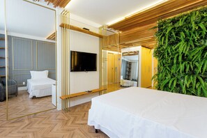 Minibar, coffres-forts dans les chambres, bureau