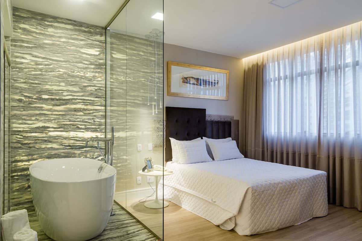 Minibaari, tallelokero huoneessa, työpöytä