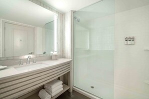 Articles de toilette gratuits, sèche-cheveux, serviettes fournies