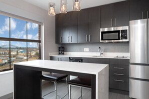 Bàn, khu vực làm việc phù hợp cho laptop, màn/rèm cản sáng