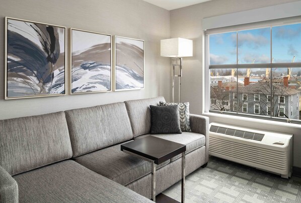 Desk, laptop workspace, blackout drapes, iron/ironing board - Residence Inn by Marriott Portsmouth Downtown/ Waterfront (Portsmouth)