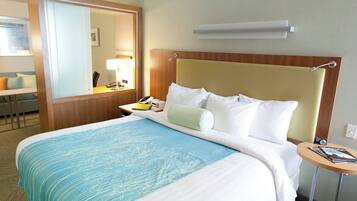 Een kluis op de kamer, een bureau, verduisterende gordijnen