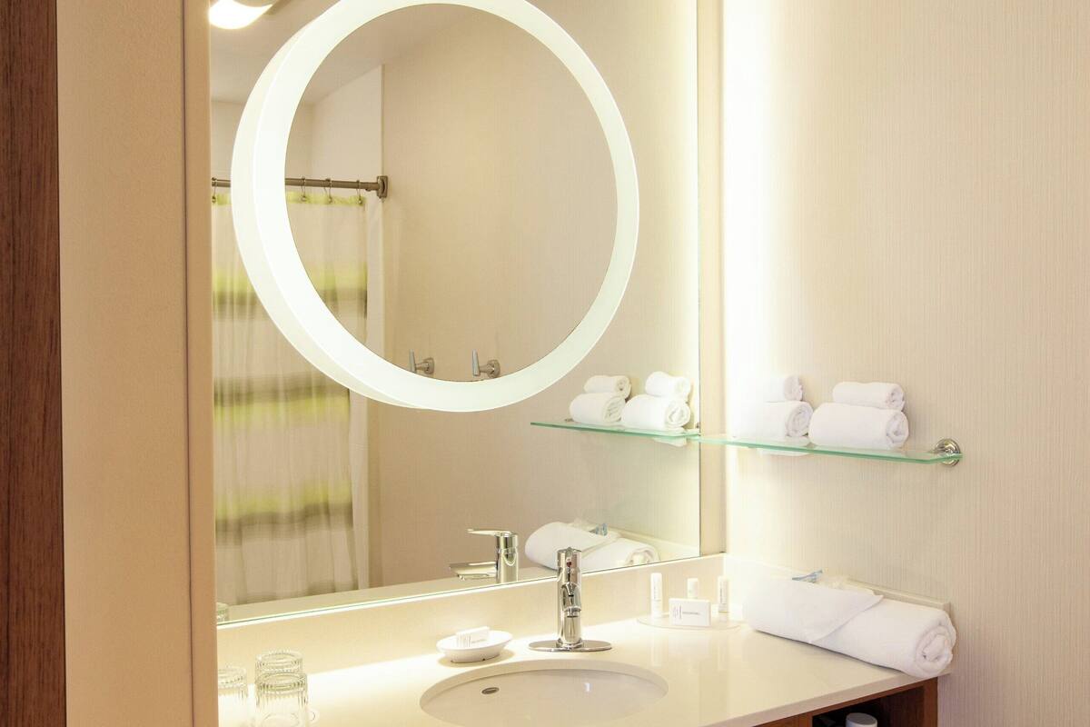 combined shower/bathtub, hair dryer, towels