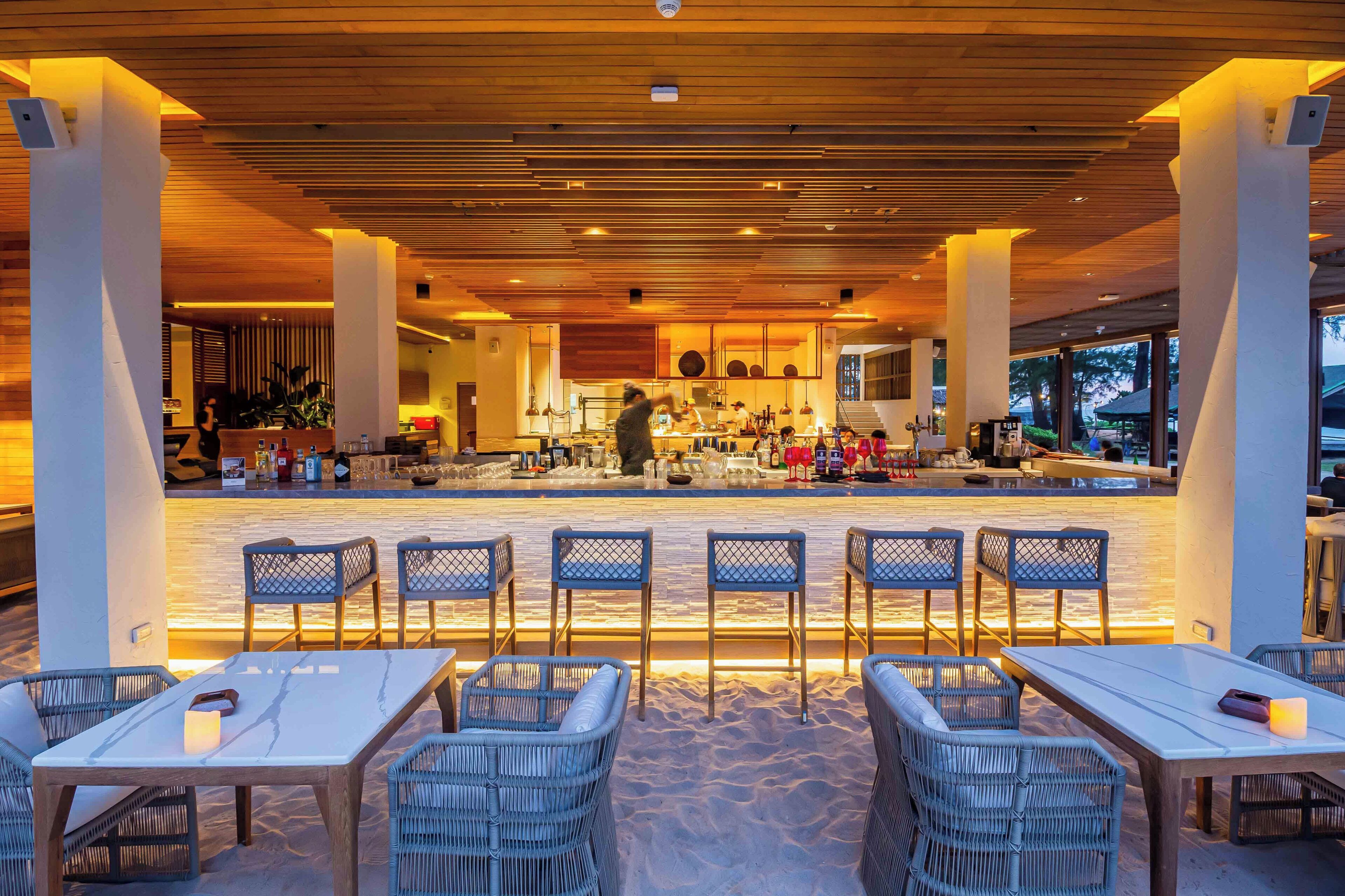 3 restaurants, breakfast, lunch, dinner served; thai cuisine