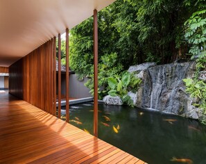 Salas de tratamiento para parejas, una bañera de hidromasaje