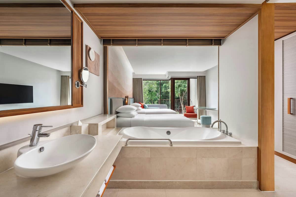 1 bedroom, down duvets, minibar, in-room safe