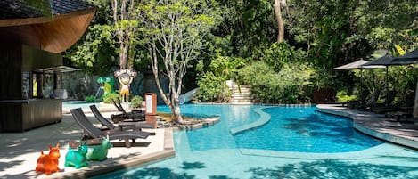 Piscine extérieure, accès possible de 7 h à 19 h, parasols
