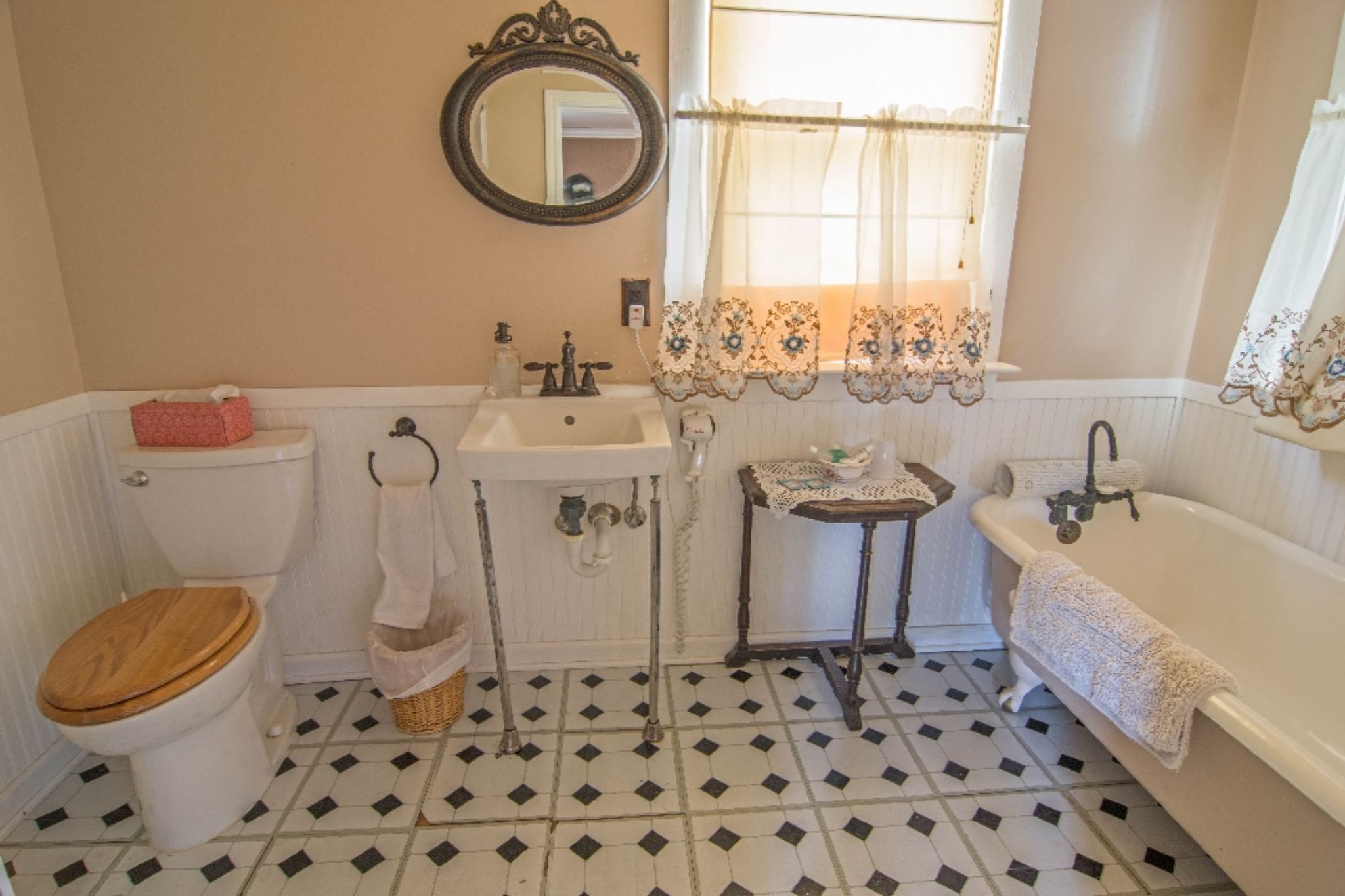 Ein Badezimmer mit Toilette, Waschbecken, Badewanne und Spiegel.
