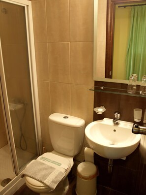 Shower, hair dryer, towels - Hotel Filoxenia (Chania)