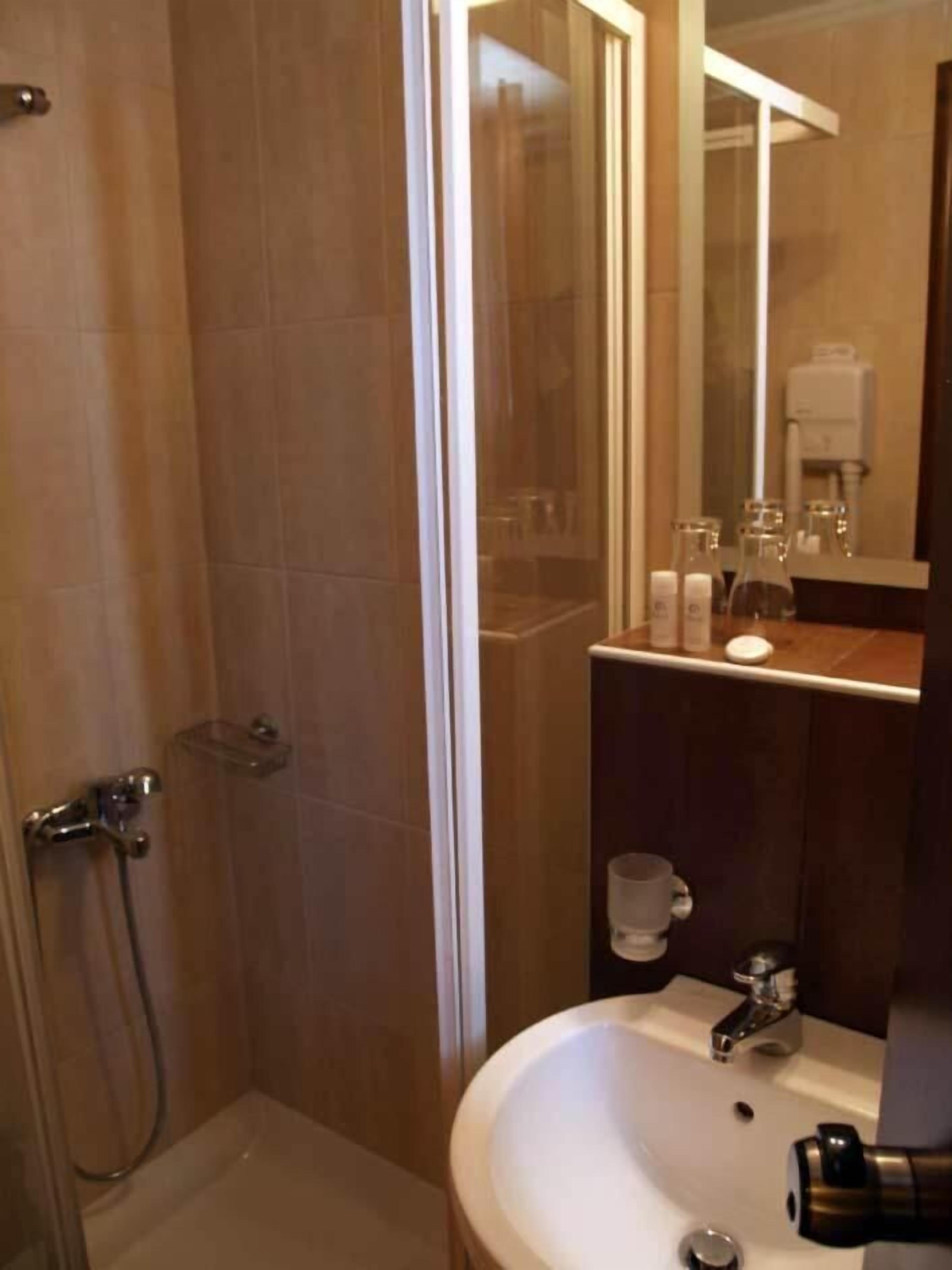 Ducha, secador de pelo, toallas