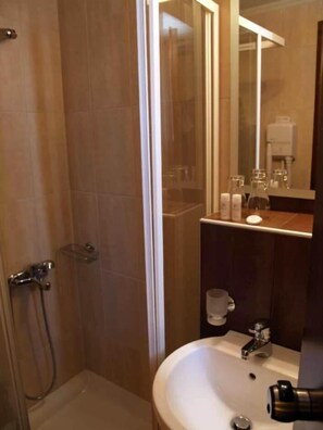 Regadera, secadora de cabello, toallas