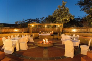 Melayani sarapan dan makan siang dengan sajian masakan internasional