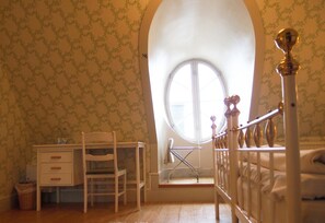 Familien-Dreibettzimmer, 2 Schlafzimmer | Bügeleisen/Bügelbrett, kostenlose Babybetten, Zustellbetten, WLAN