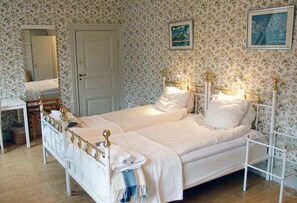 Double Room | Iron/ironing board, free cribs/infant beds, rollaway beds, WiFi - Wärdshuset Gammel Tammen (Osterbybruk)