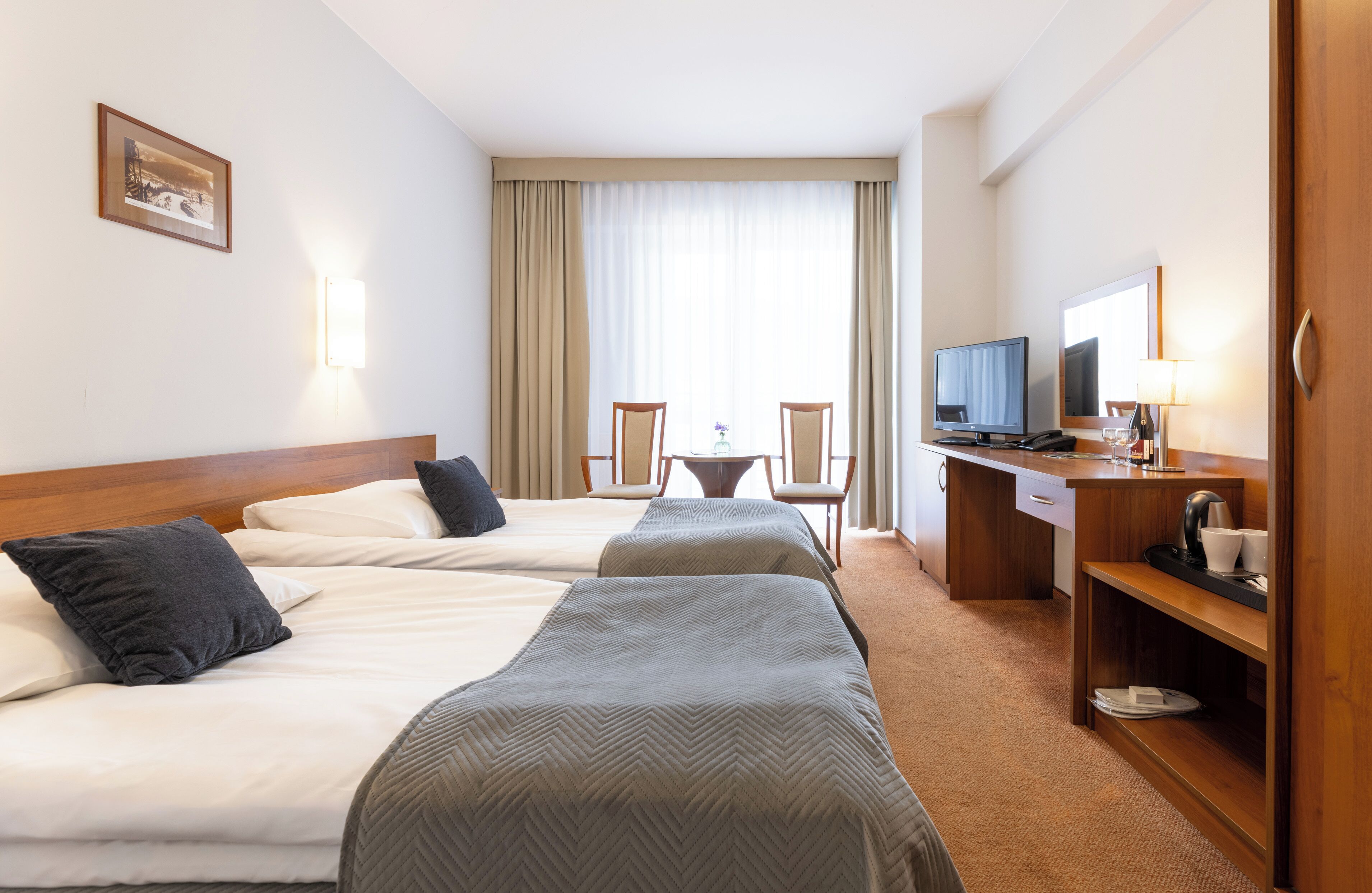 Hypoallergeen beddengoed, een minibar, een kluis op de kamer, een bureau