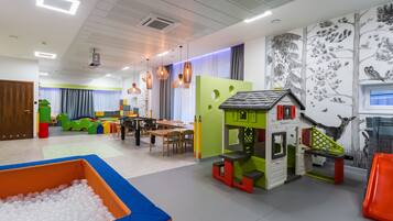 Área de juegos infantiles techada