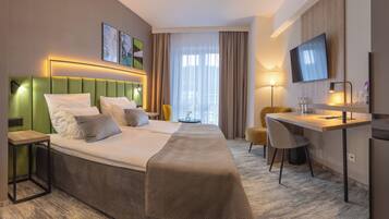 Quarto casal superior | Roupas de cama antialérgicas, frigobar, cofres nos quartos, escrivaninha