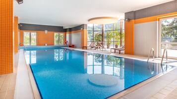 Piscina interna, funciona das 9h às 21h, espreguiçadeiras
