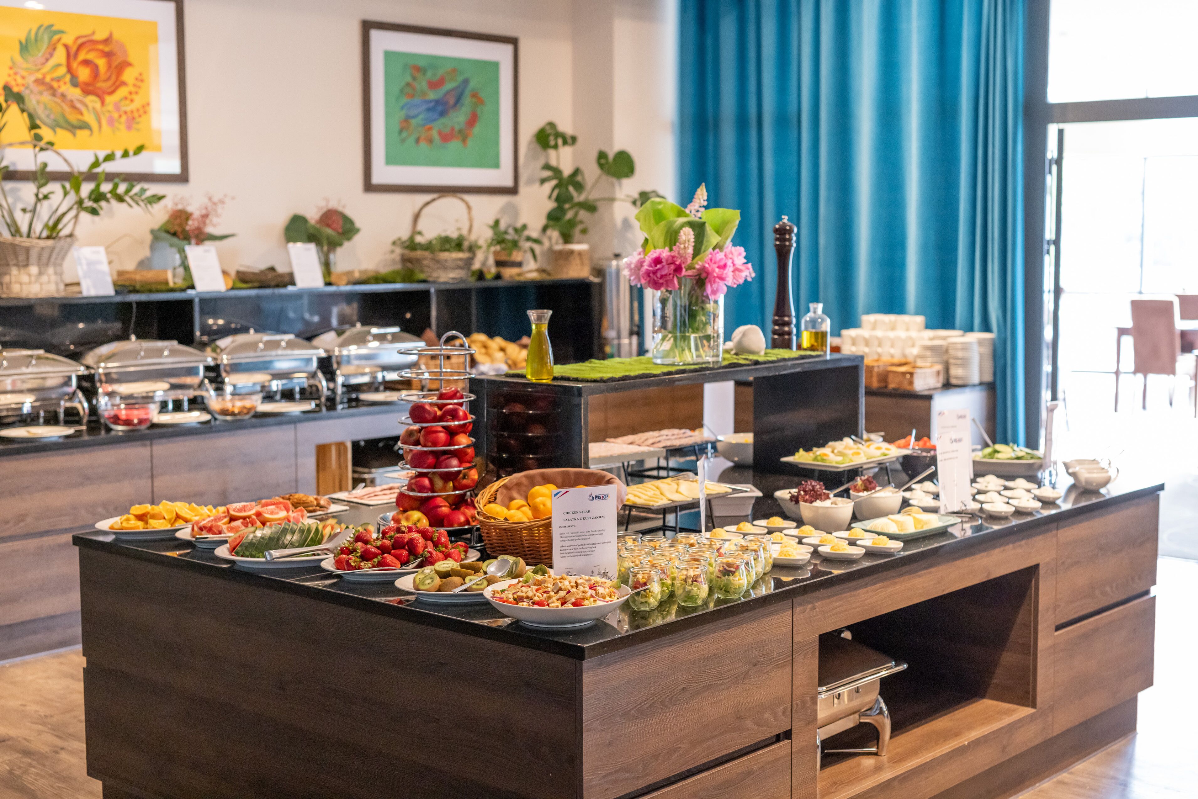 Café da manhã com buffet grátis todos os dias