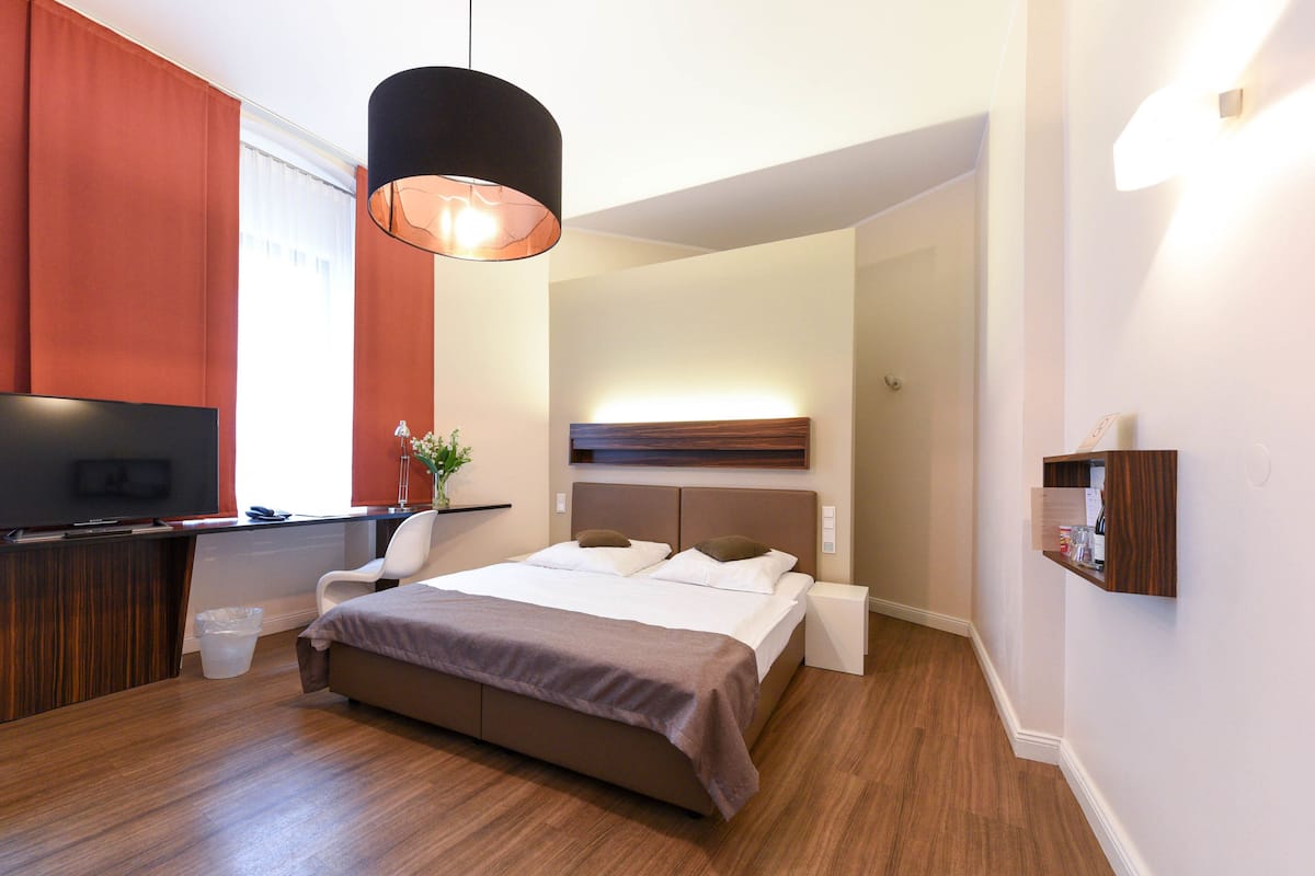 triple room | premium bedding, minibar, in-room safe, desk