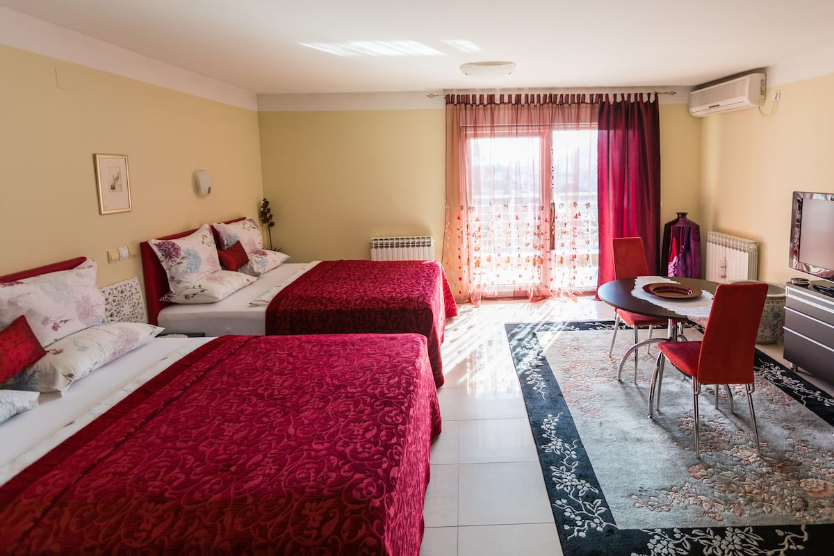 Executive Studio, River View | Hypo-allergenic bedding available, minibar, in-room safe, desk