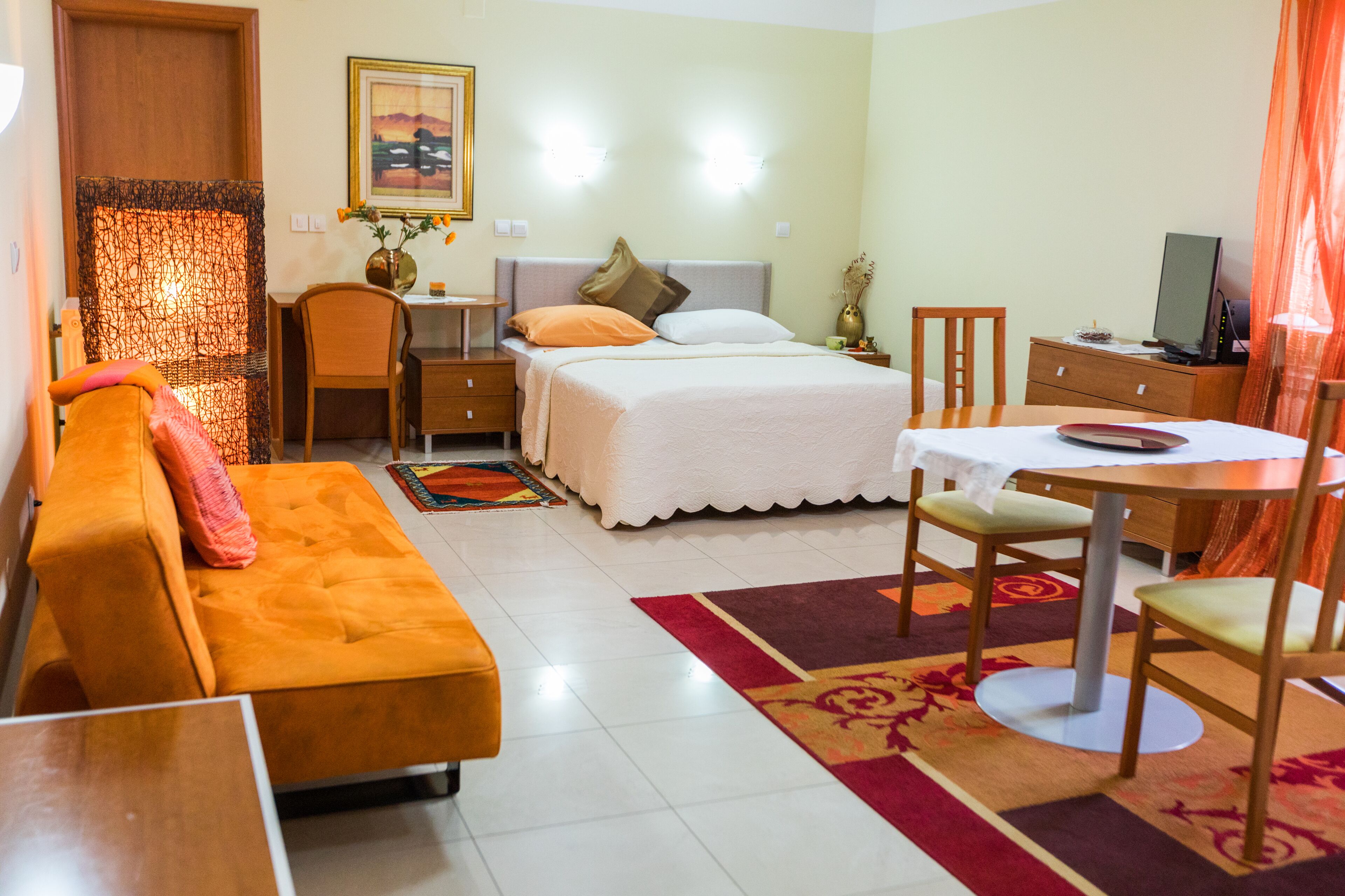 Studio – standard | Allergitestet sengetøy, minibar, safe på rommet og skrivebord