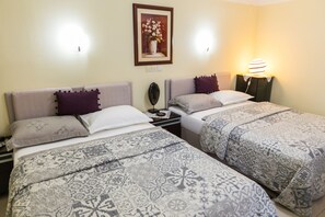 Deluxe Studio | Peralatan tempat tidur hipoalergenik, bar mini, peti besi dalam bilik 